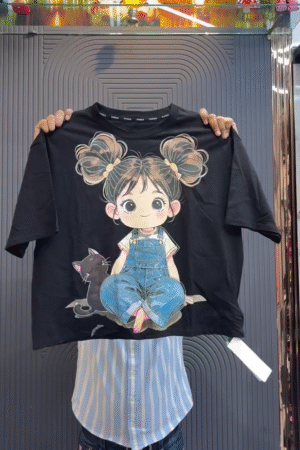 🖤 Cute Cartoon Girl Graphic Oversized Tee – Trendy Street Style T-Shirt ✨👧🐾