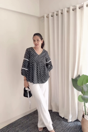 🤍🌹 Minimal Charm Floral Sleeveless Top – Chic Everyday Denim Look ✨👖